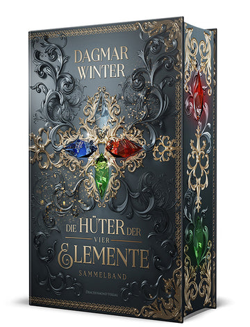 Das Cover zeigt mittig in Rautenform vier ovale Edelsteine (kristall, rot, grün, blau) umgeben von opulenten goldenen und silbernen Verzierungen. Der Titel steht darunter. Der Hintergrund ist dunkelgrau.